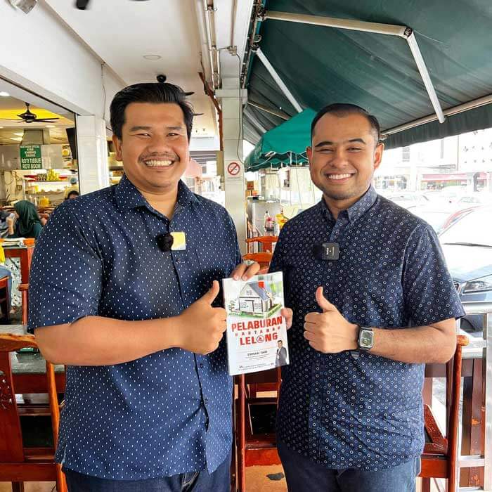 Sir Erman Taib bersama buku Pelaburan Hartanah Lelong